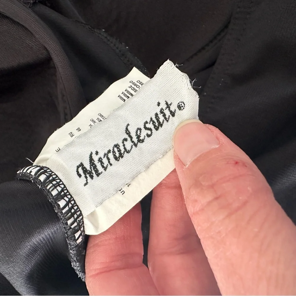 MIRACLESUIT Must Haves Escape Underwire One-Piece black swimsuit ladies size 10‎
